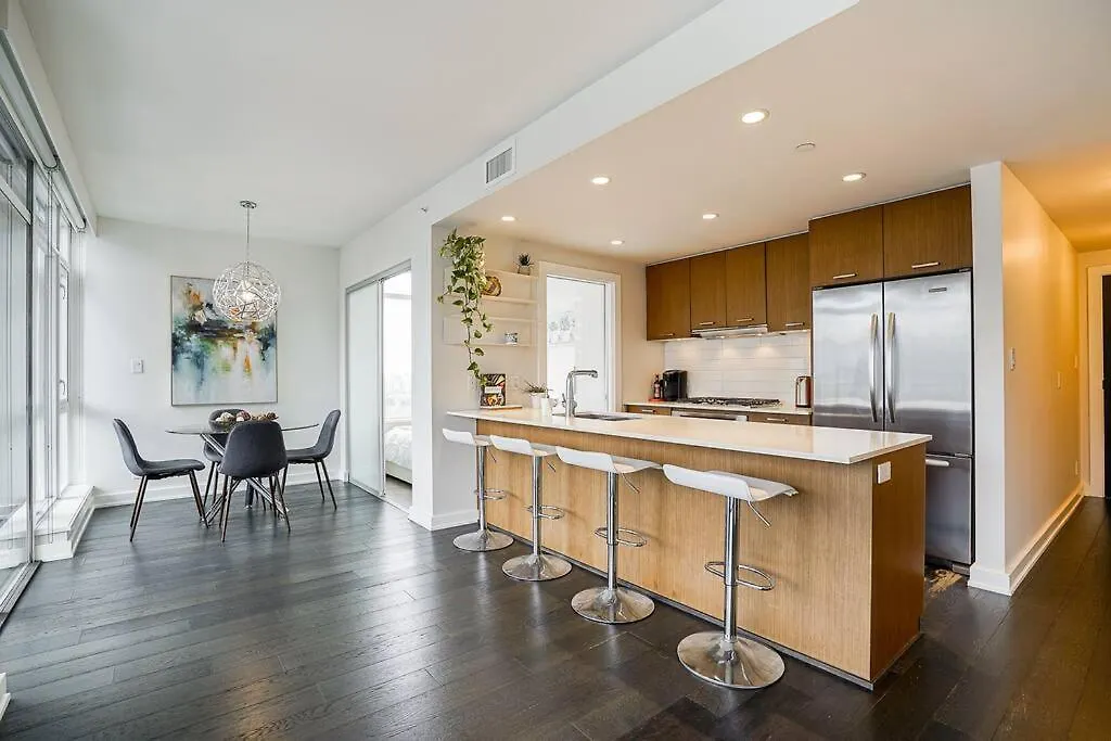 Modern Downtown Apartment With Water Views バンクーバー