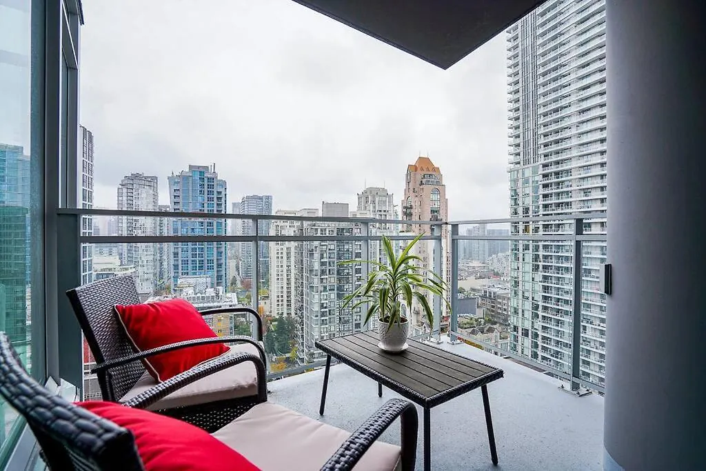 Modern Downtown Apartment With Water Views バンクーバー