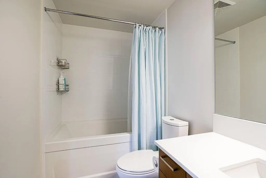 Modern Downtown Apartment With Water Views バンクーバー